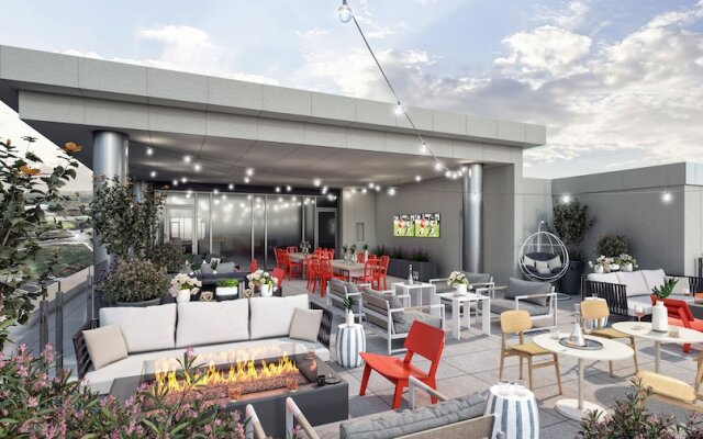 The Highlander at Radford, Tapestry Collection by Hilton