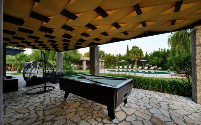 Villa Black White Dassia