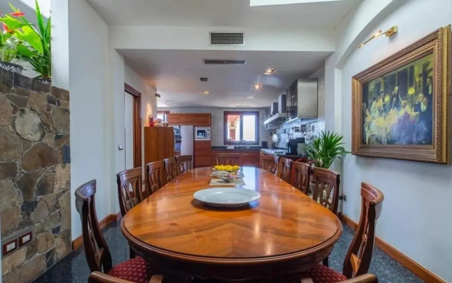 Villa Paradise-sleeps 20-pool-sea Views-pets