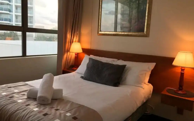 Bright 2 Bedroom Apartment in the Heart of Surfer's Paradise