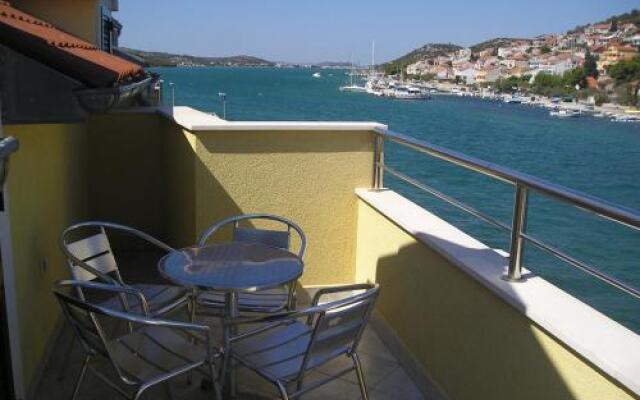Apartments Luna Tisno