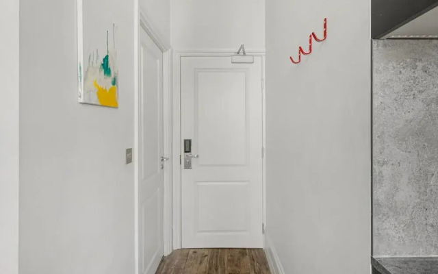 Modern Studio at Inverness Terrace