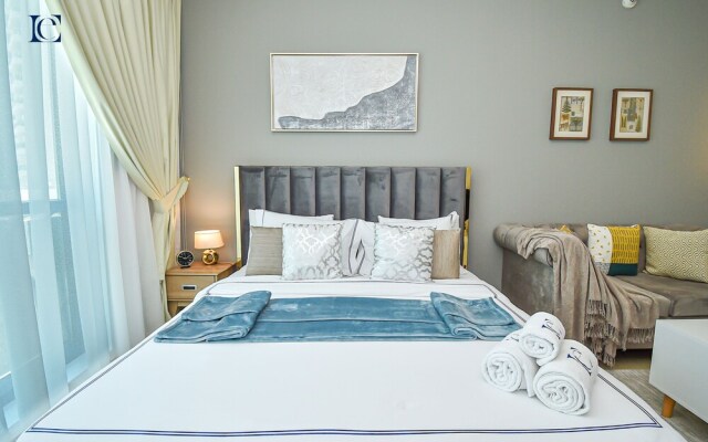 Silver - Modern Studio with lake view