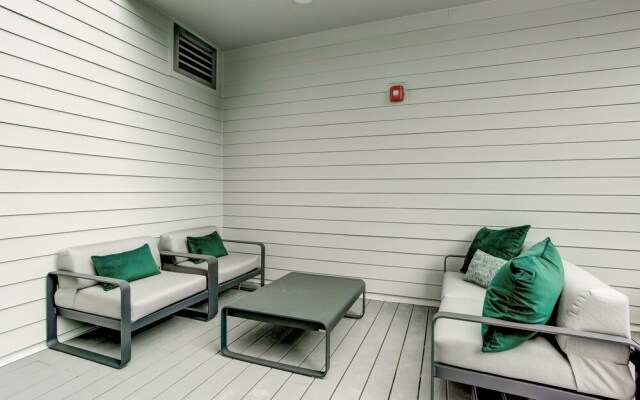 Luxury Apt Near Convcenter, Stadiums, & Harbor