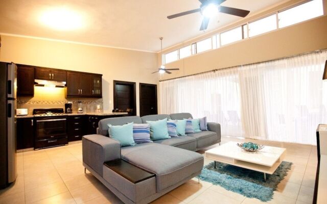 Stylish 3 Bedroom w/ Covered BBQ Area by the Pool