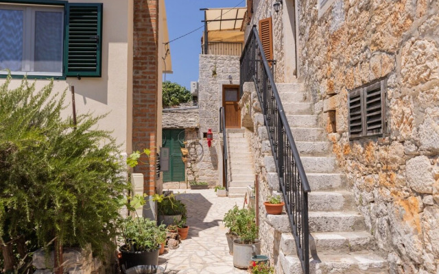Traditional stone house Tonca