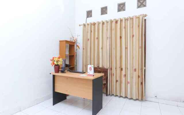 OYO 1680 Dahlia Guesthouse Near RSI Hidayatullah