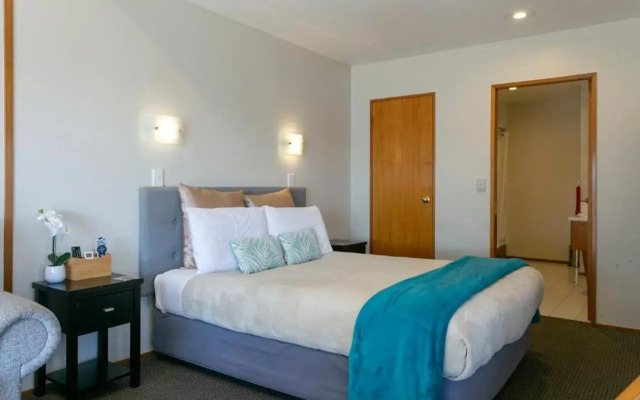 Cascades Lakefront Motel
