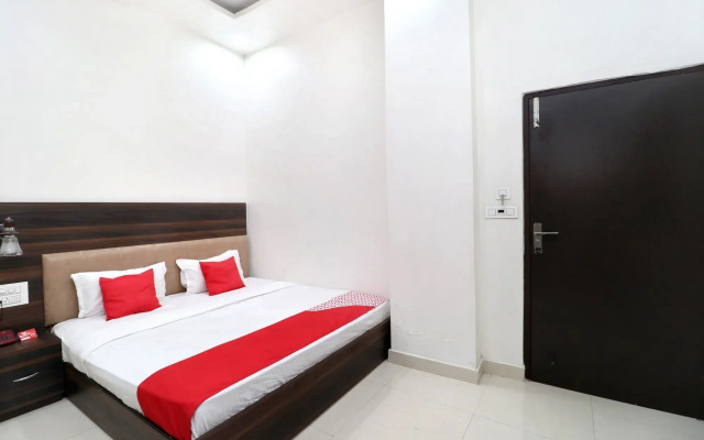 OYO 16379 Hotel LivInn Hub