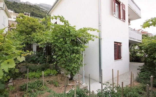 Apartment Šera - 50 m from beach: A3 Pisak, Riviera Omis