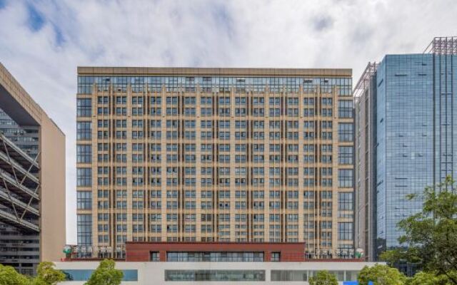 Qianxi Hotel (Zhangjiagang City Center Shopping Park)