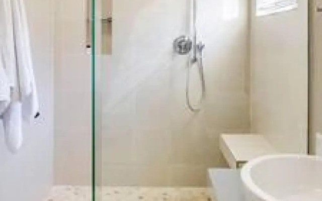 Beachy Apartment w Pool Ocean Views Beach Steps