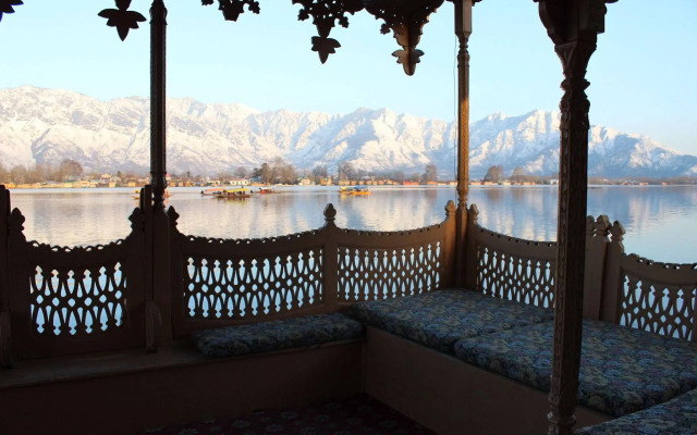Wangnoo Houseboats