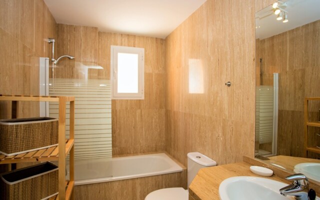 Delightful 2 Bed Apartment with sea views PW10