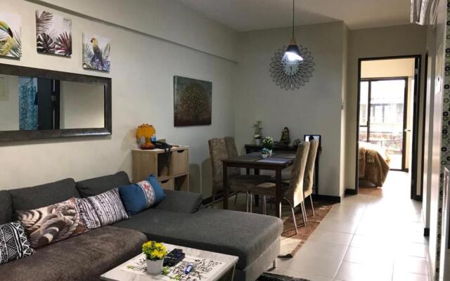 MaRoy Suites at Asteria Residences (Near NAIA with free Parking+Fiber Internet)