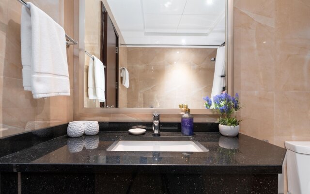 Whitesage - Elite Apartment With Balcony Near Metro Station