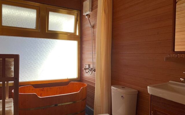 Tropical Forest Hostel & Apartments