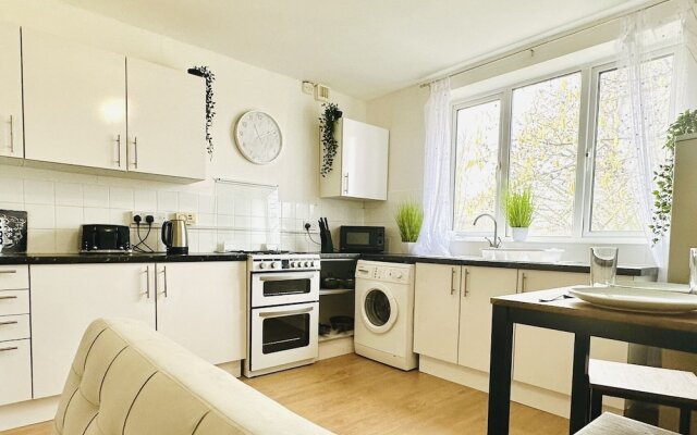 Beautiful 3-bed Apartment With Driveway Parking