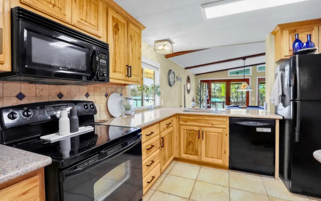 Beautiful and Relaxing Lakefront Getaway