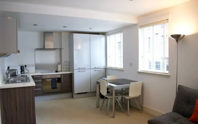 Super Central City Apartment - 1 Bedroom, Sleeps 4