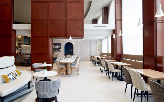 Holiday Inn Hotel & Suites Montreal Airport by IHG