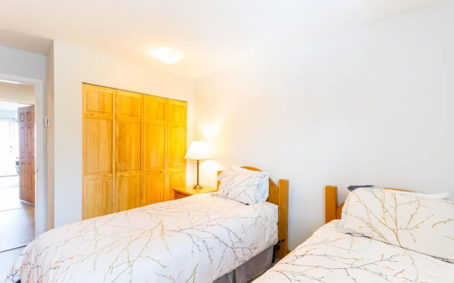 Fabulous Location Private Hot Tub, NO Car Needed, Sleeps 8