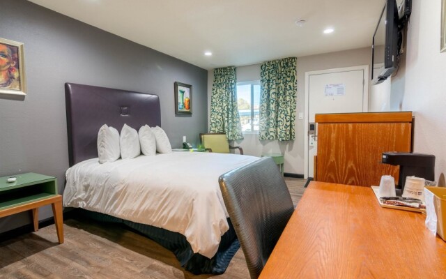 Azul Inn & Suites