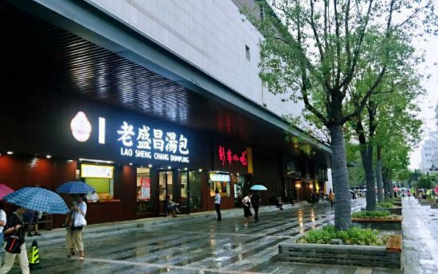 Longlin Shanju Holiday Hotel