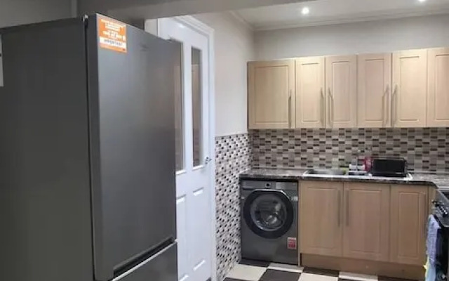 Spacious 3 Bed 2 Baths Free Wifi Central Location