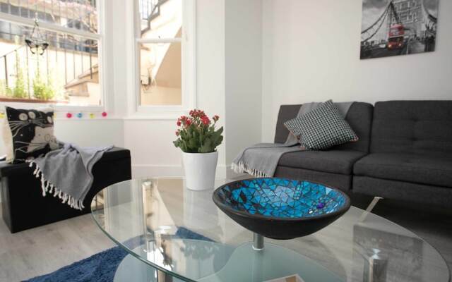 Light filled garden flat sleeps 4