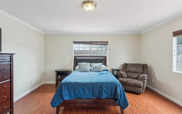 Russell House Near Hollywood & Griffith Park 3 Bedroom Home