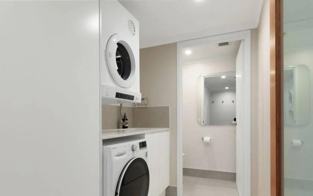 Unit 3 21 Park Generous and Comfortable Beachside Abode