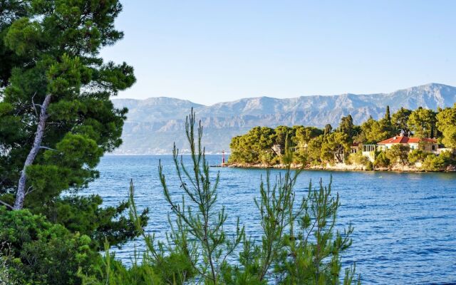 Luxurious Villa in Splitska With Swimming Pool