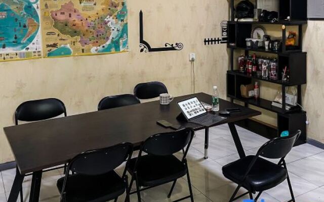 C'est La Vie Youth Hostel