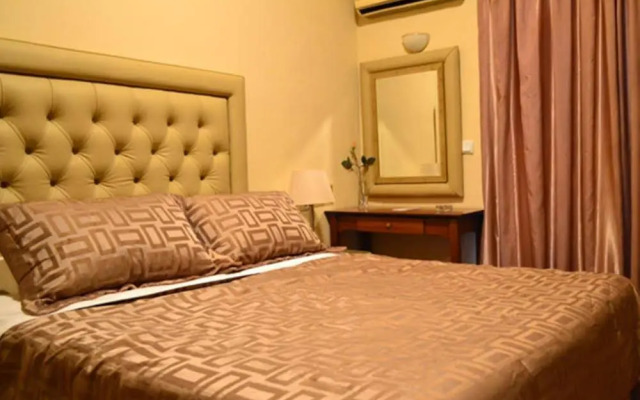 Hotel Queens Leriotis