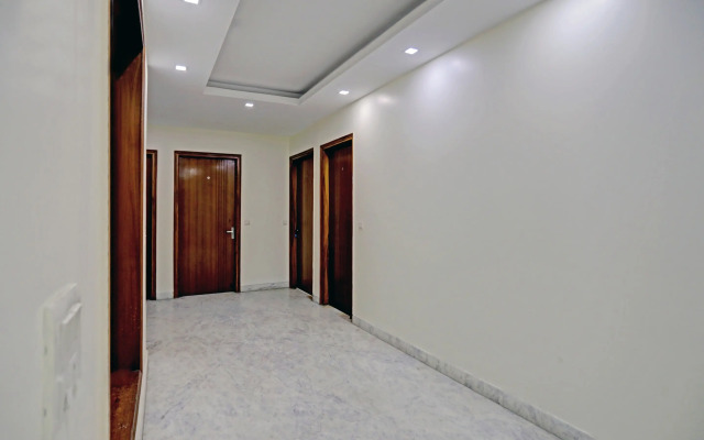 OYO Townhouse 79643 Oyo Townhouse Hotel Merriment Near ISKCON Temple Noida