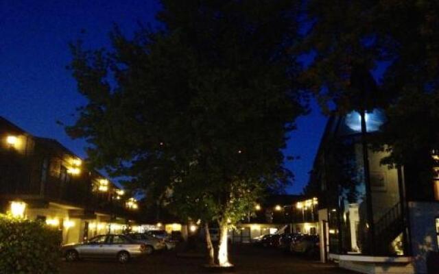Academy Motor Lodge