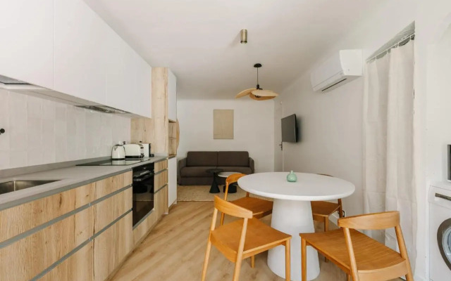LITTLE OASIS - private terrasse near the center and the beach