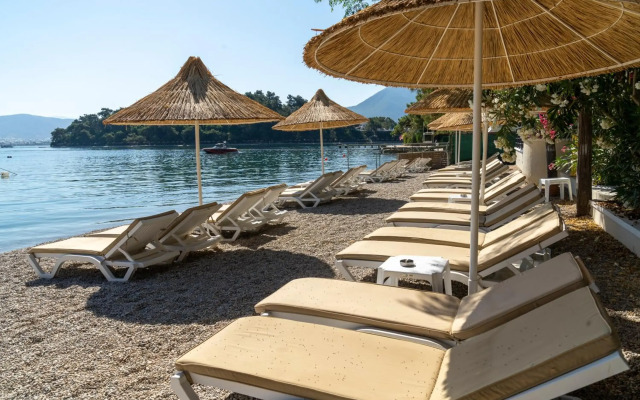 Alesta Yacht Hotel