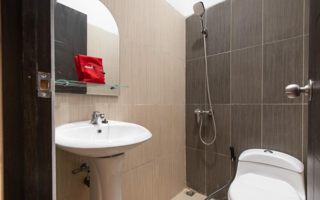RedDoorz Plus near Trans Studio Cibubur 2
