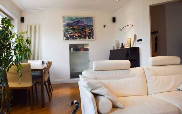 Stylish 2 Bedroom Top Floor Flat In Maida Vale