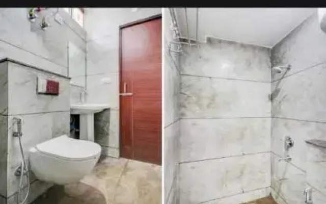 OYO 92328 Admi Suites