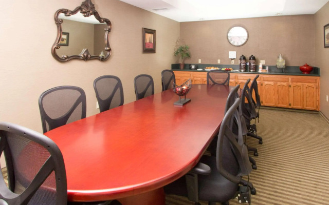 Comfort Suites Visalia Convention Center