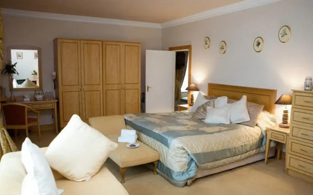 Shoreline Hotel