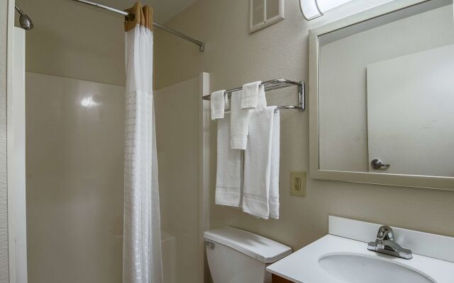 HomeTowne Studios By Red Roof Denver - Airport/ Aurora