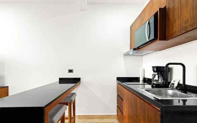 Spacious Loft w Garden View Pool Jacuzzi GYM