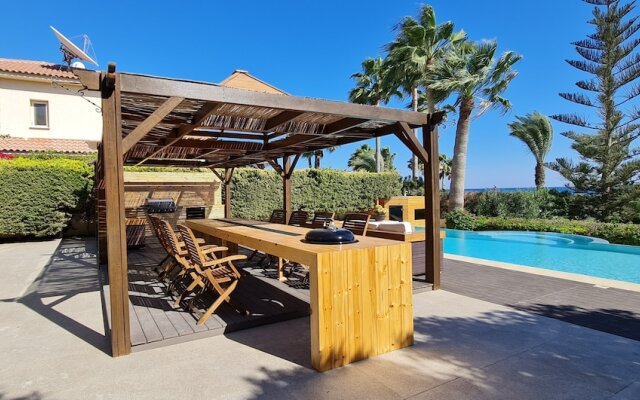 Stunning 5-bed Beach Front Villa, Private Beach