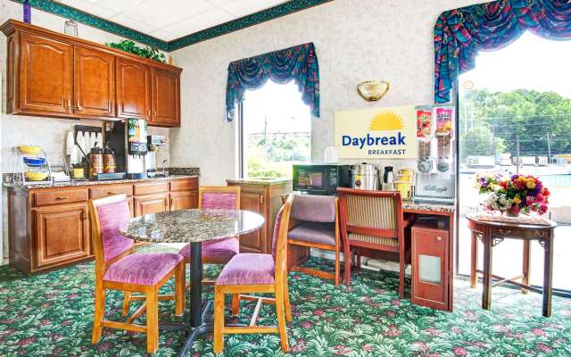 Super 8 by Wyndham Nashville Near Downtown / I-40