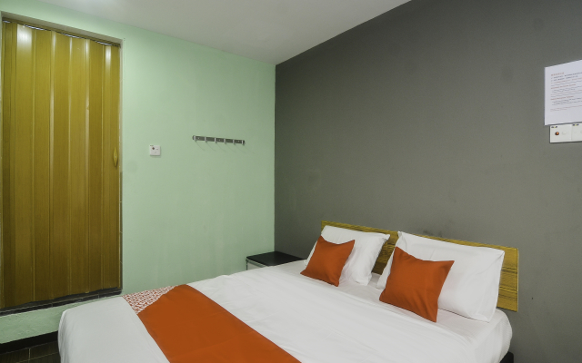 OYO 89465 Golden Lounge