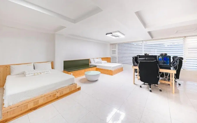 Gyeongju Jullietapoolvilla&kidspension